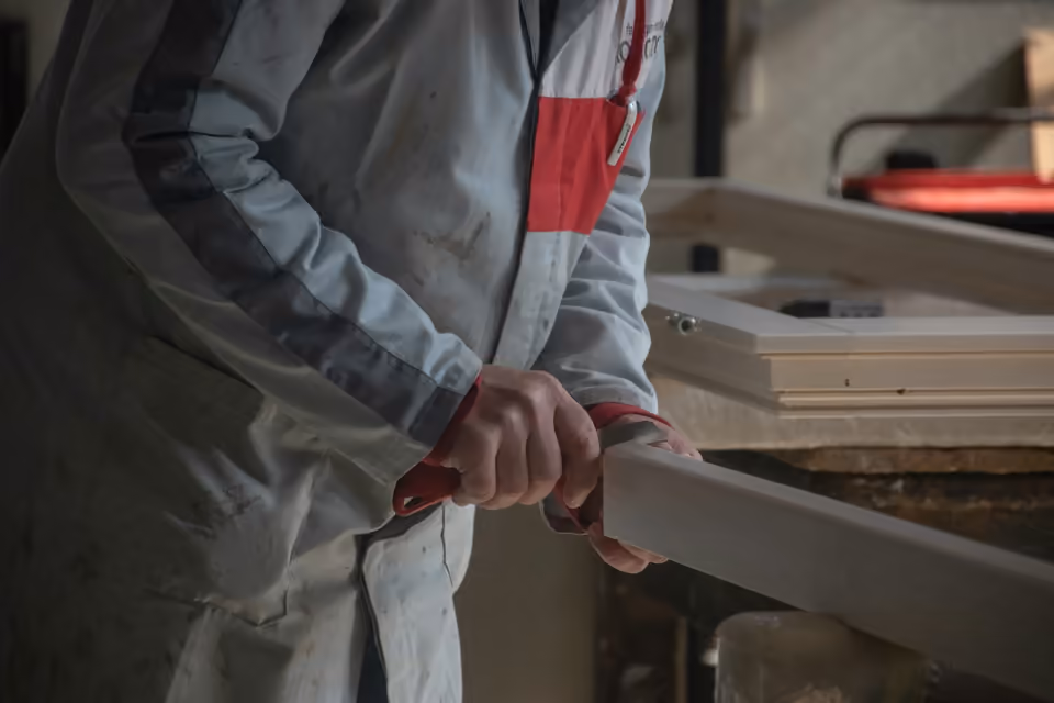 Artisan travaillant une pièce de bois en atelier
